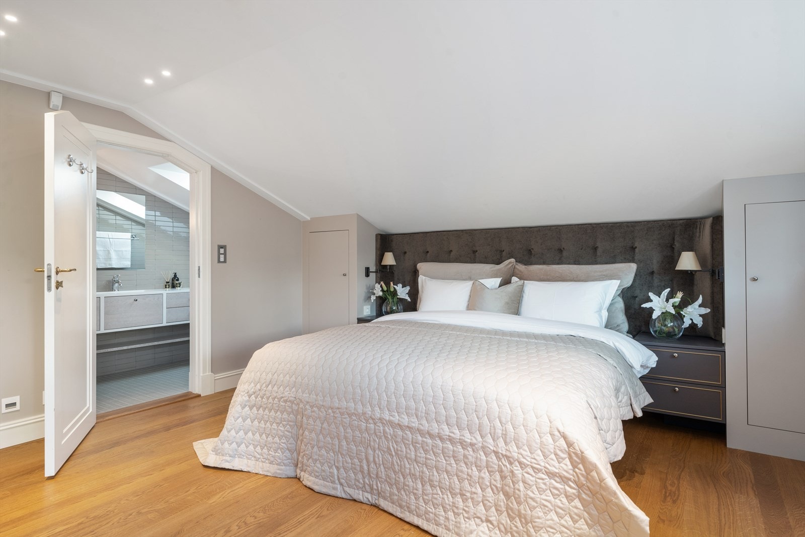 Soverom på loft med eget bad Galleribilde