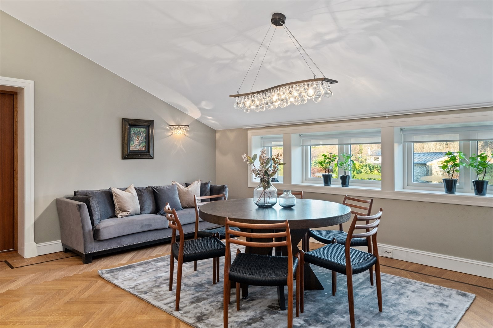 God plass til en spisegruppe på kjøkkenet Galleribilde