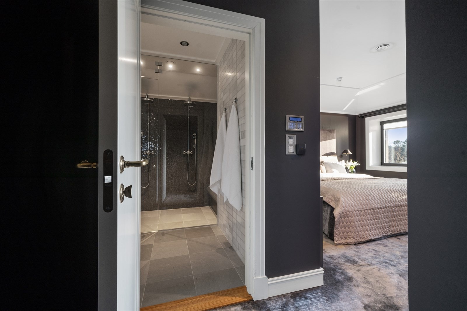 Hovedsoverommet har selvsagt eget bad Galleribilde