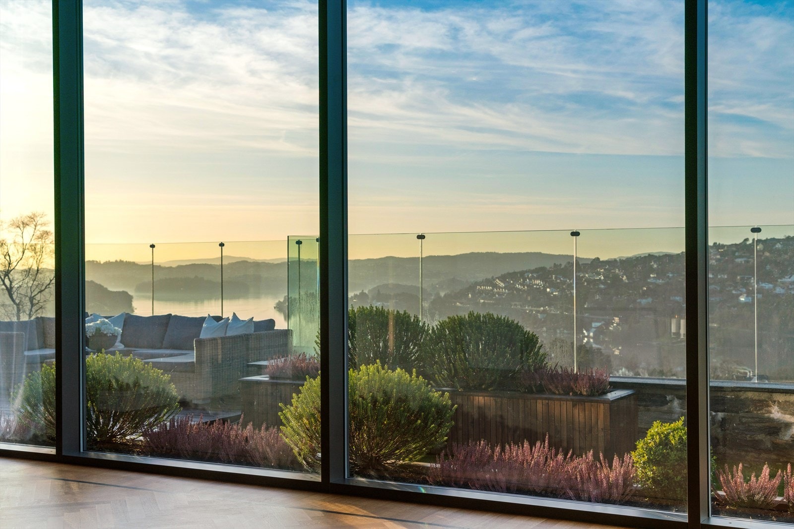 Store panoramavinduer i hovedstuen Galleribilde