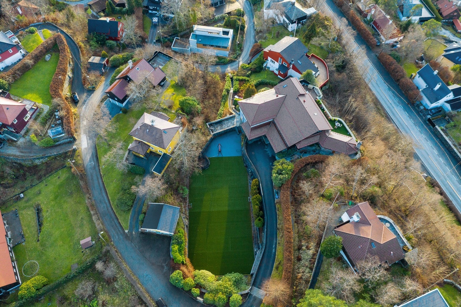 Huset sett fra luften med tennisbane. Galleribilde