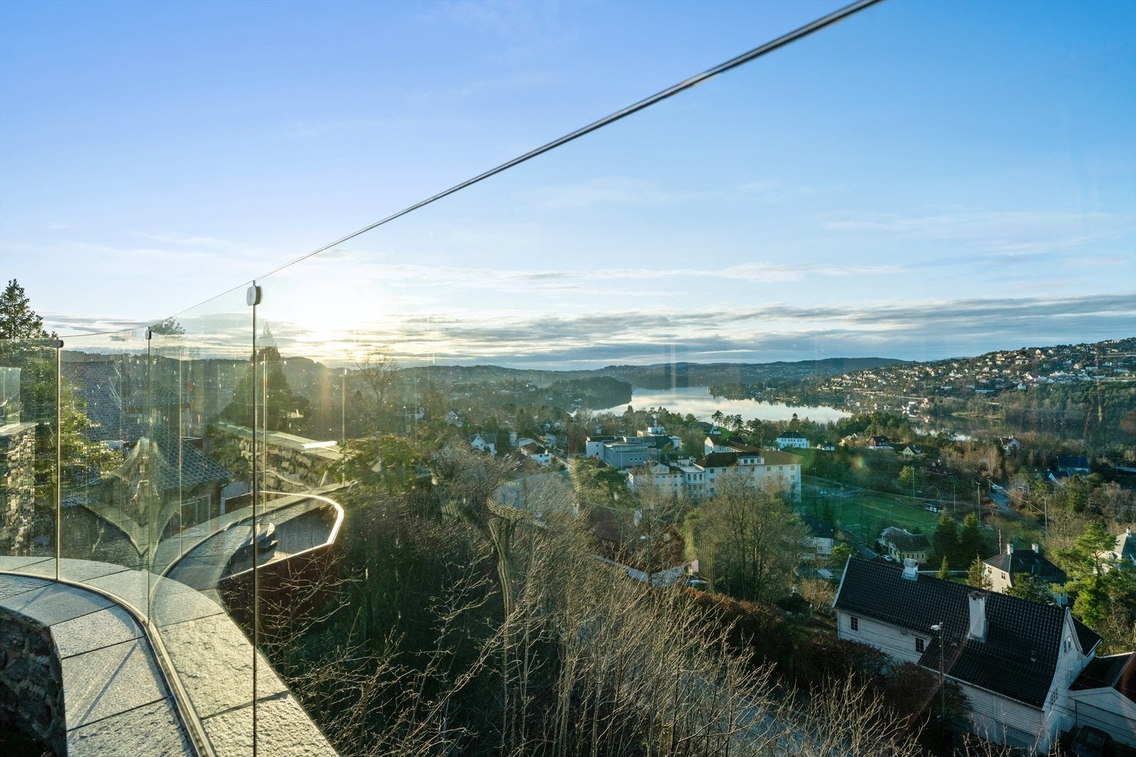 Glassrekeverk gjør at du ikke mister en detalj av den vakre utsikten Galleribilde