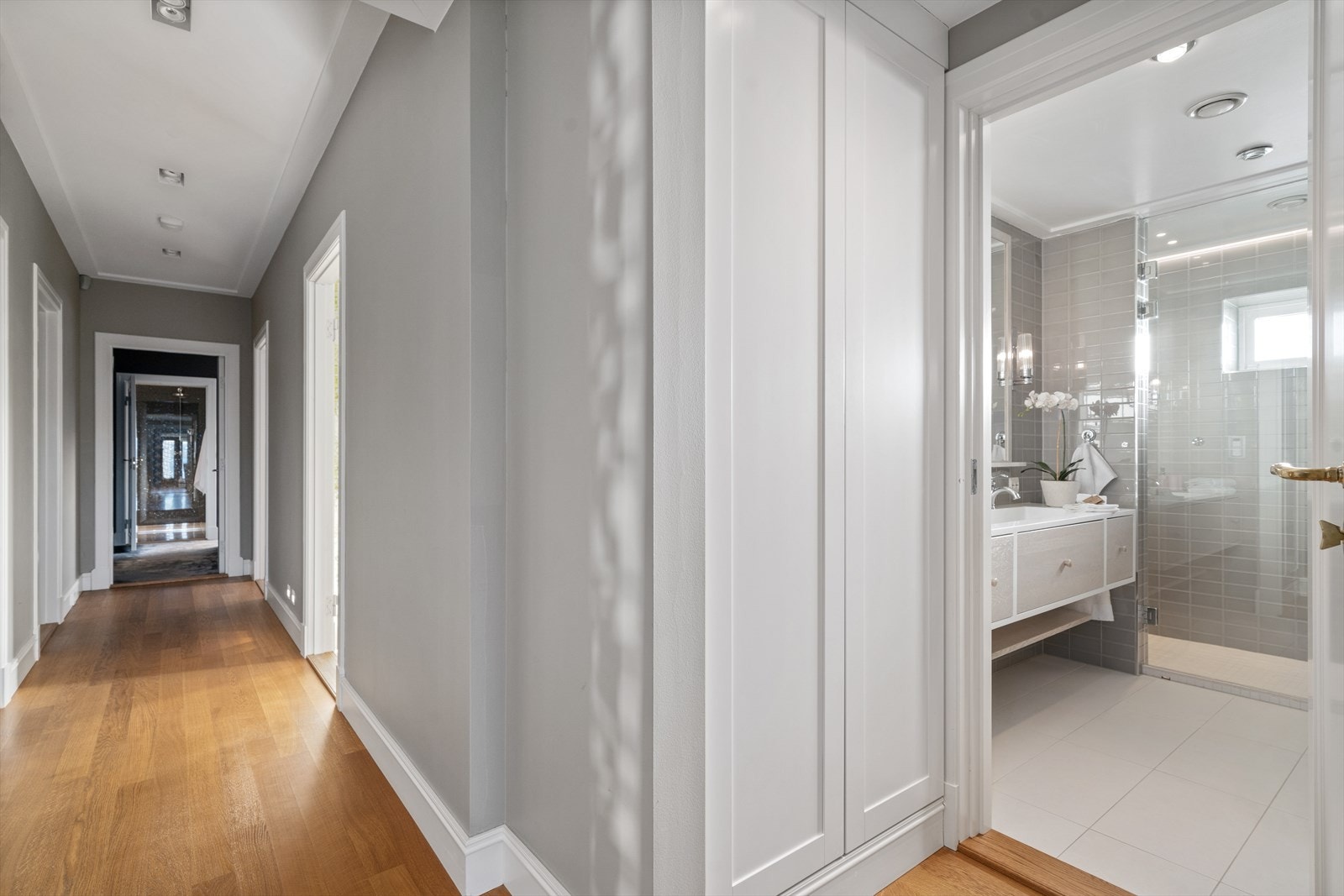 Bad og soveromsgang. Galleribilde