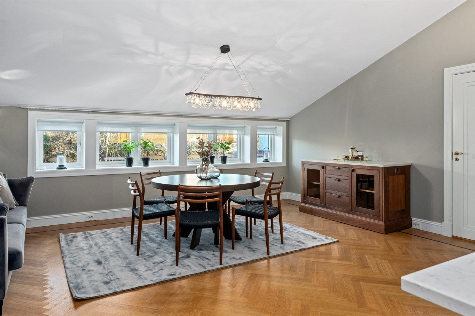 Flere vindusflater sørger for mye naturlig lys Galleribilde