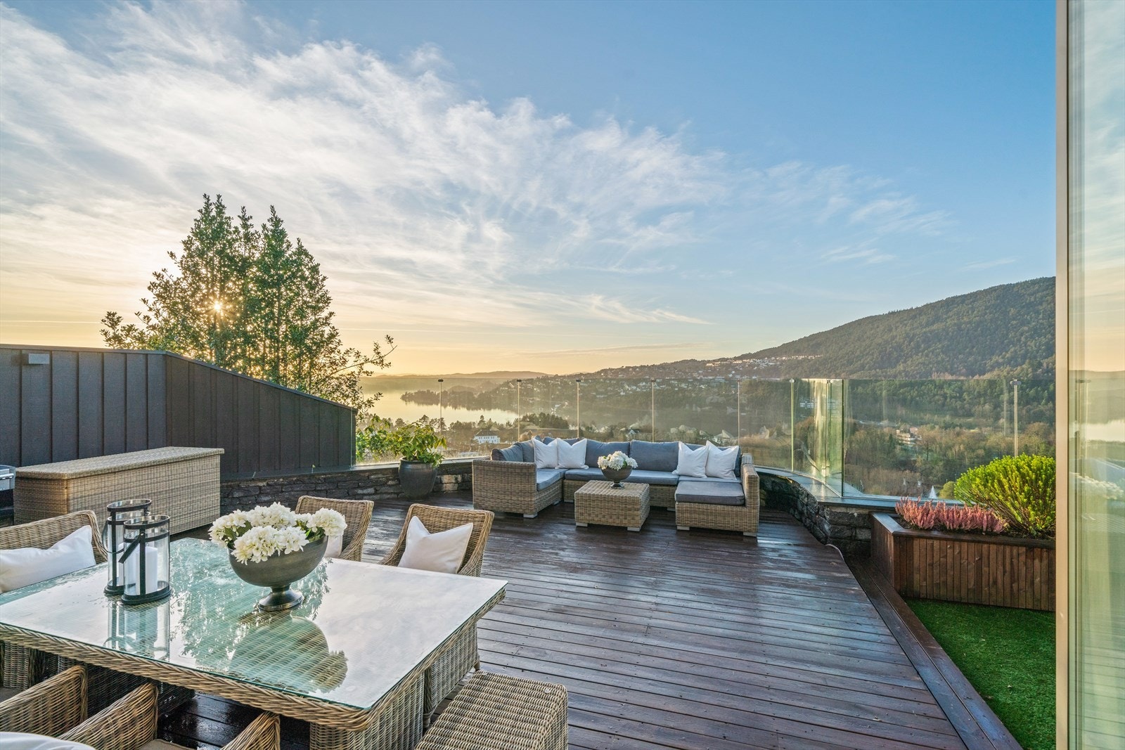 Det ligger et basseng under terrasse. Det har ikke vært i bruk på lenge, men rør er nylig byttet frem til basseng. Galleribilde