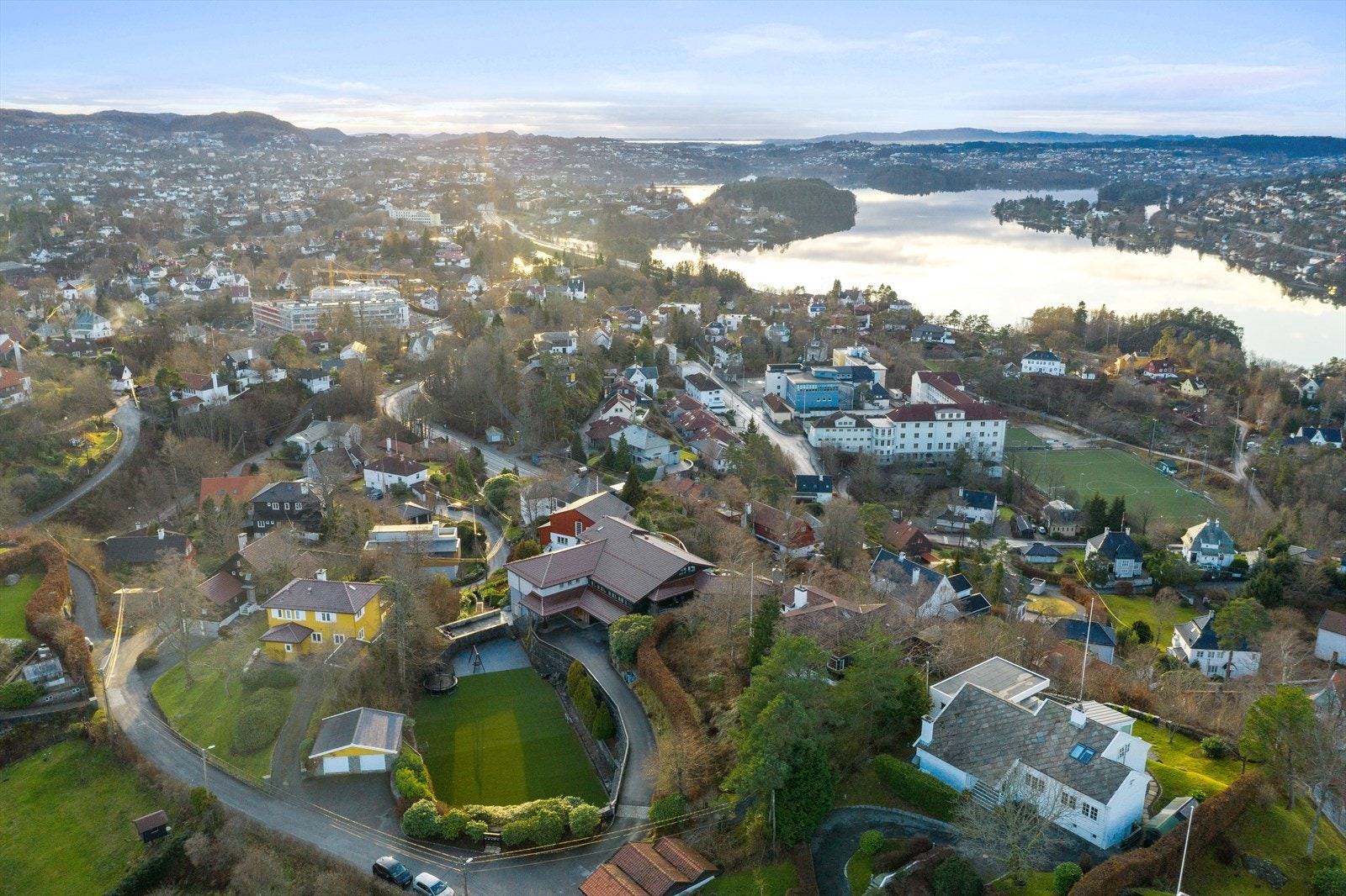 Hus og tennisbane sett fra luften. Galleribilde