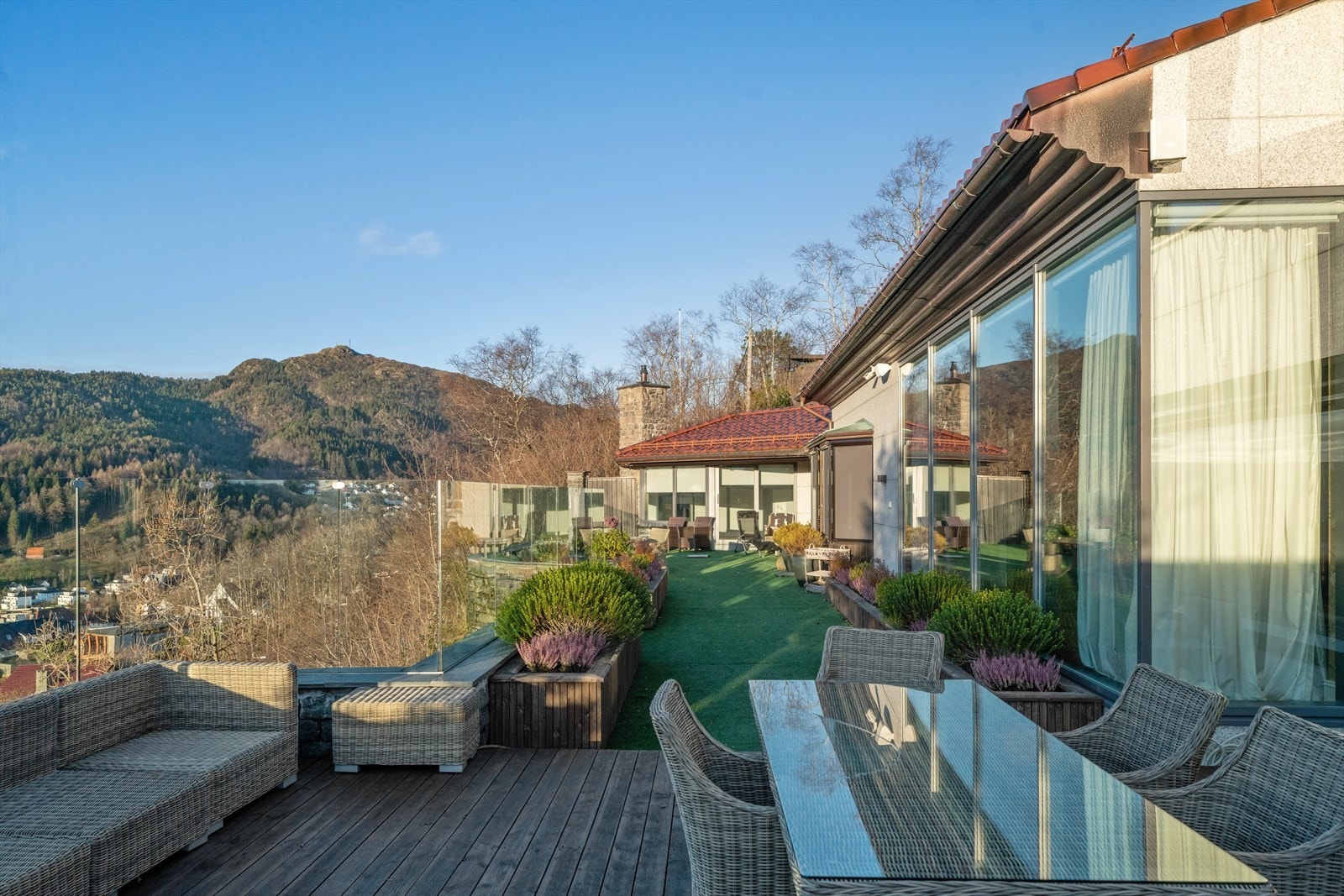 Terrassen går i front av hele hovedplanet. Galleribilde