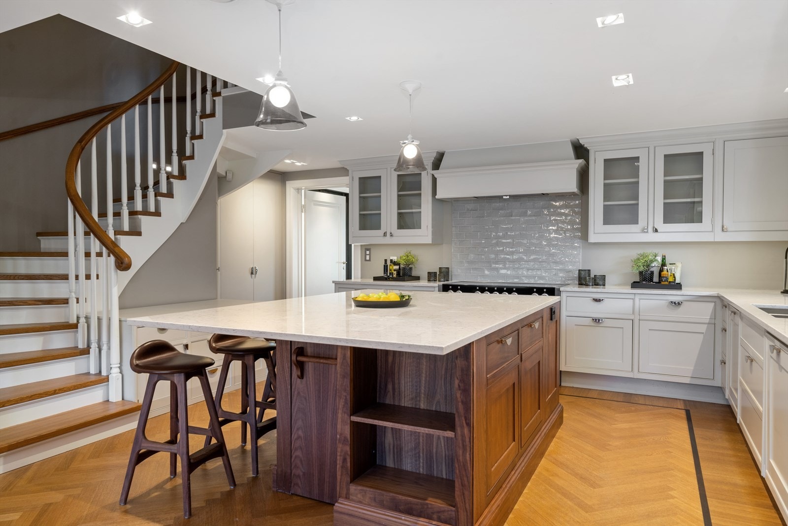 Kjøkkenet har en stor kjøkkenøy Galleribilde