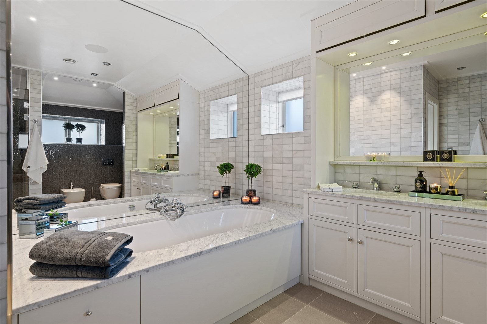 Helfliset bad med et pent badekar Galleribilde