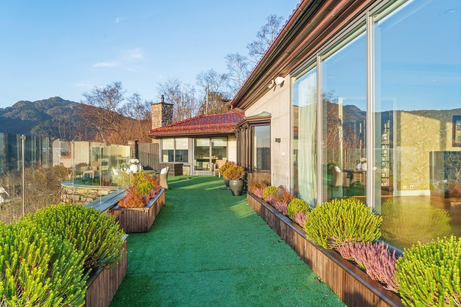 Stor og skjermet uteplass Galleribilde