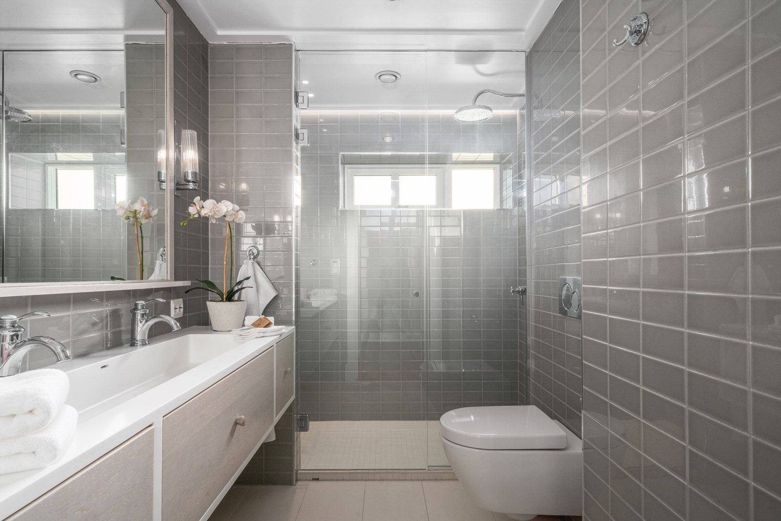 Stor dusjsone med glassdører Galleribilde