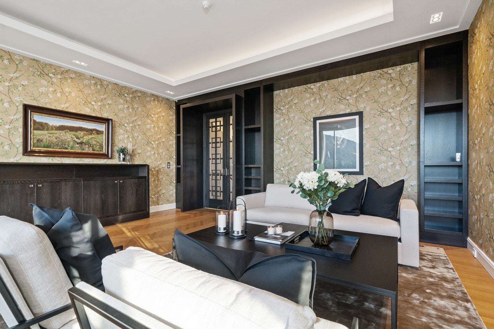 I hovedstuen er det plassbygd innreding. Galleribilde