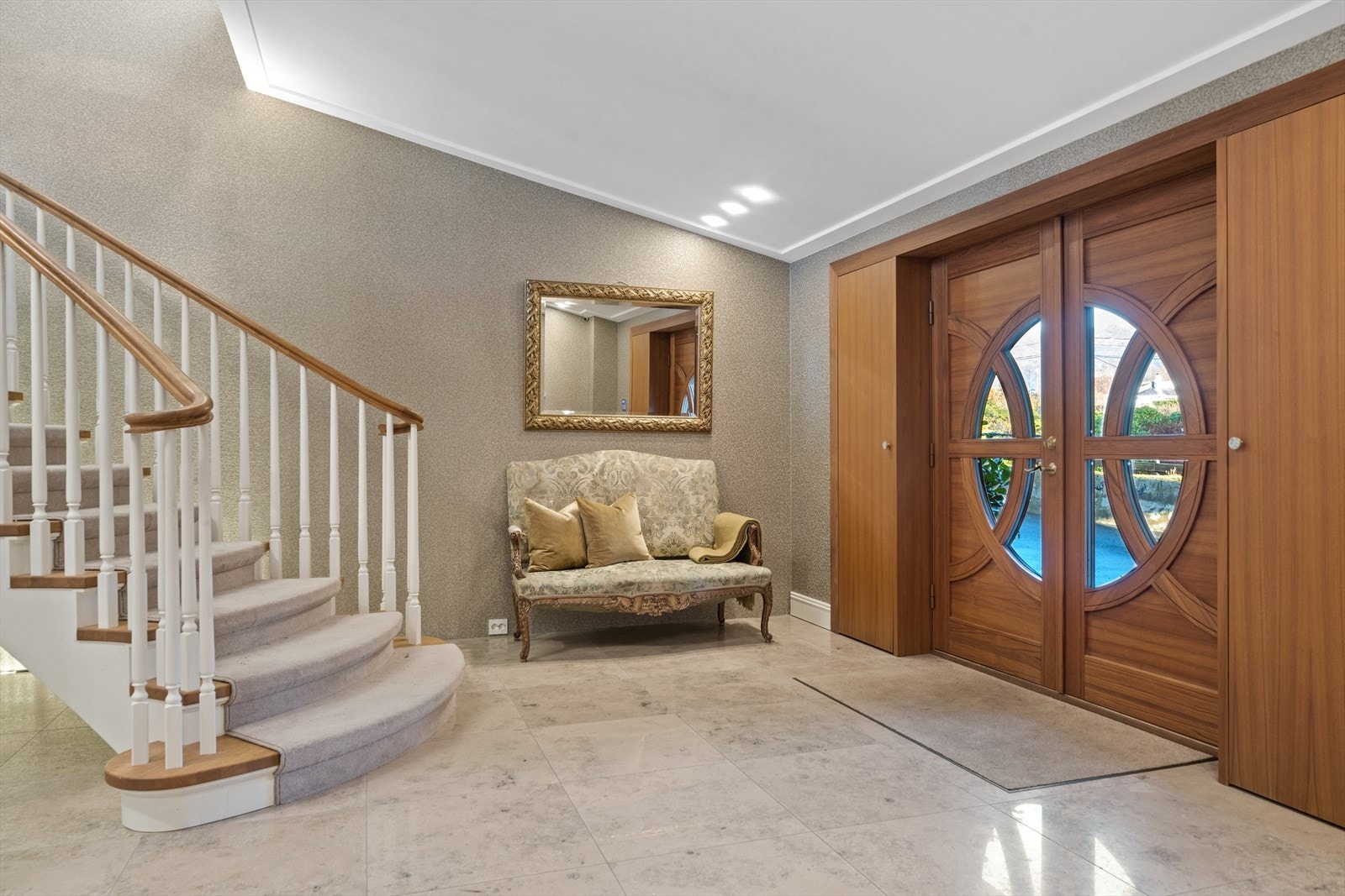 Hall. Døren er spesiallaget til huset. Galleribilde