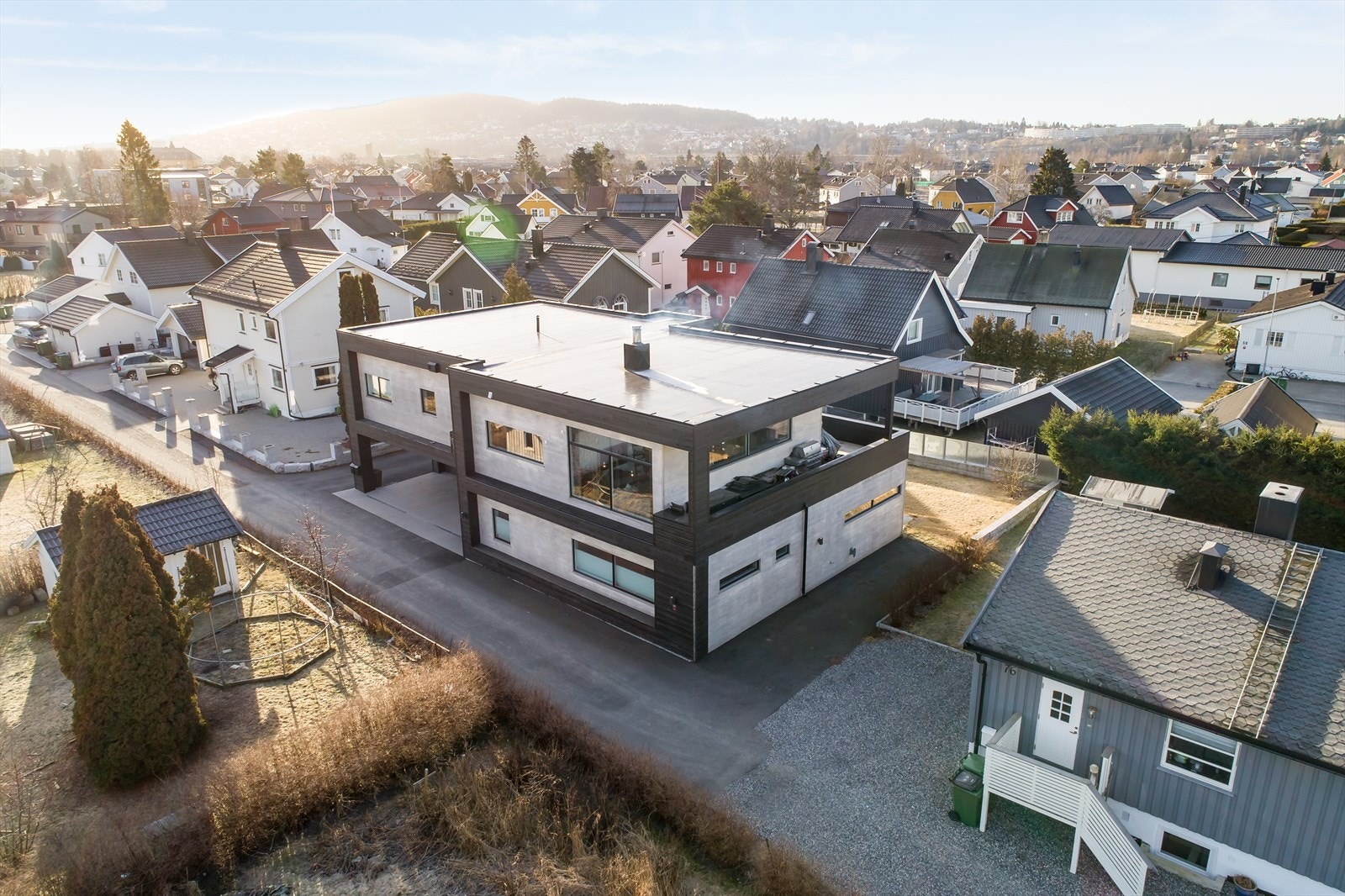 ~ Stramme, rette linjer utvendig møter hjemmekoselig og varmt innvendig i Kjellergata 74 ~ Galleribilde