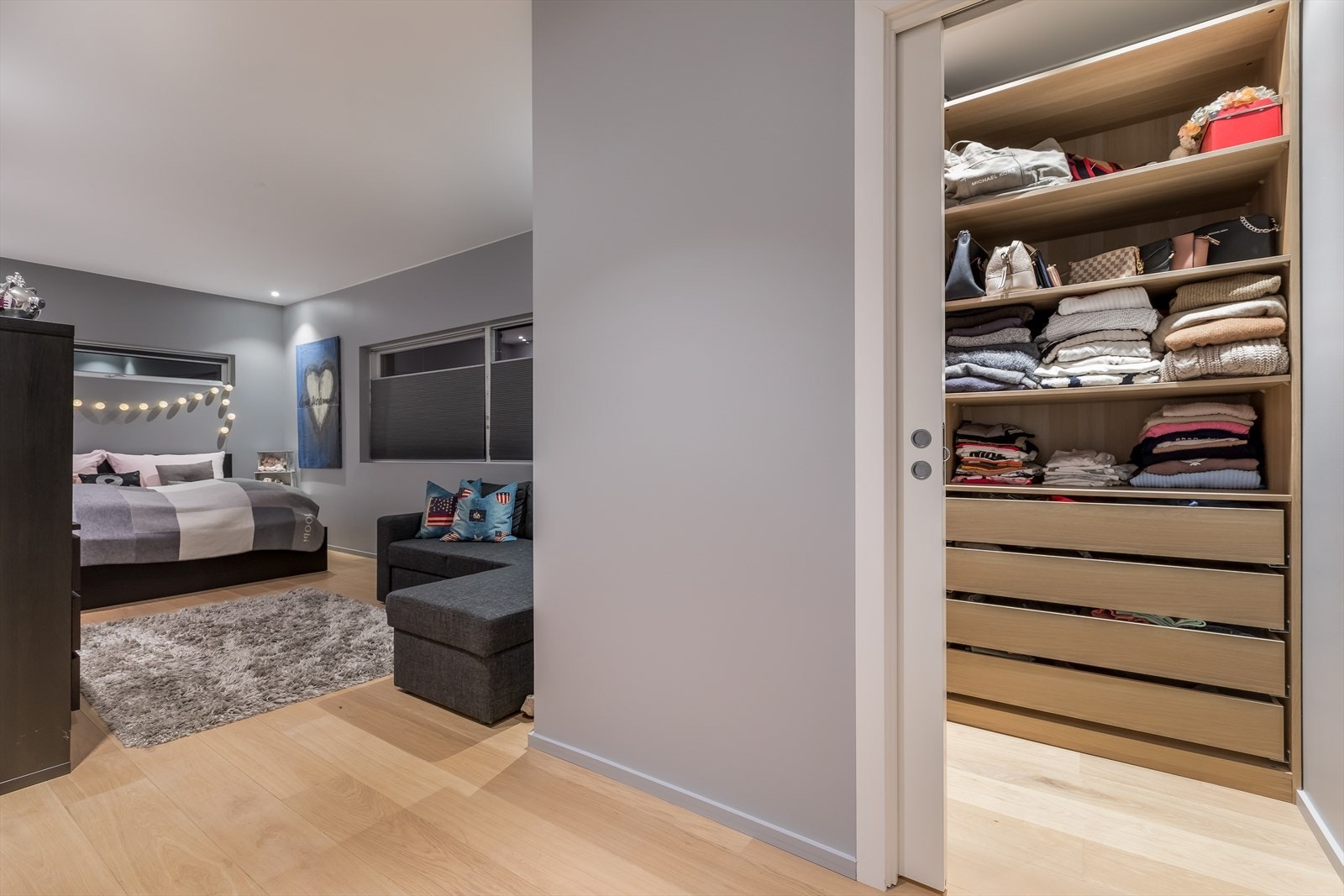 ~ Soverom med walk-in closet. Rommet er holdt i delikate farger ~ Galleribilde