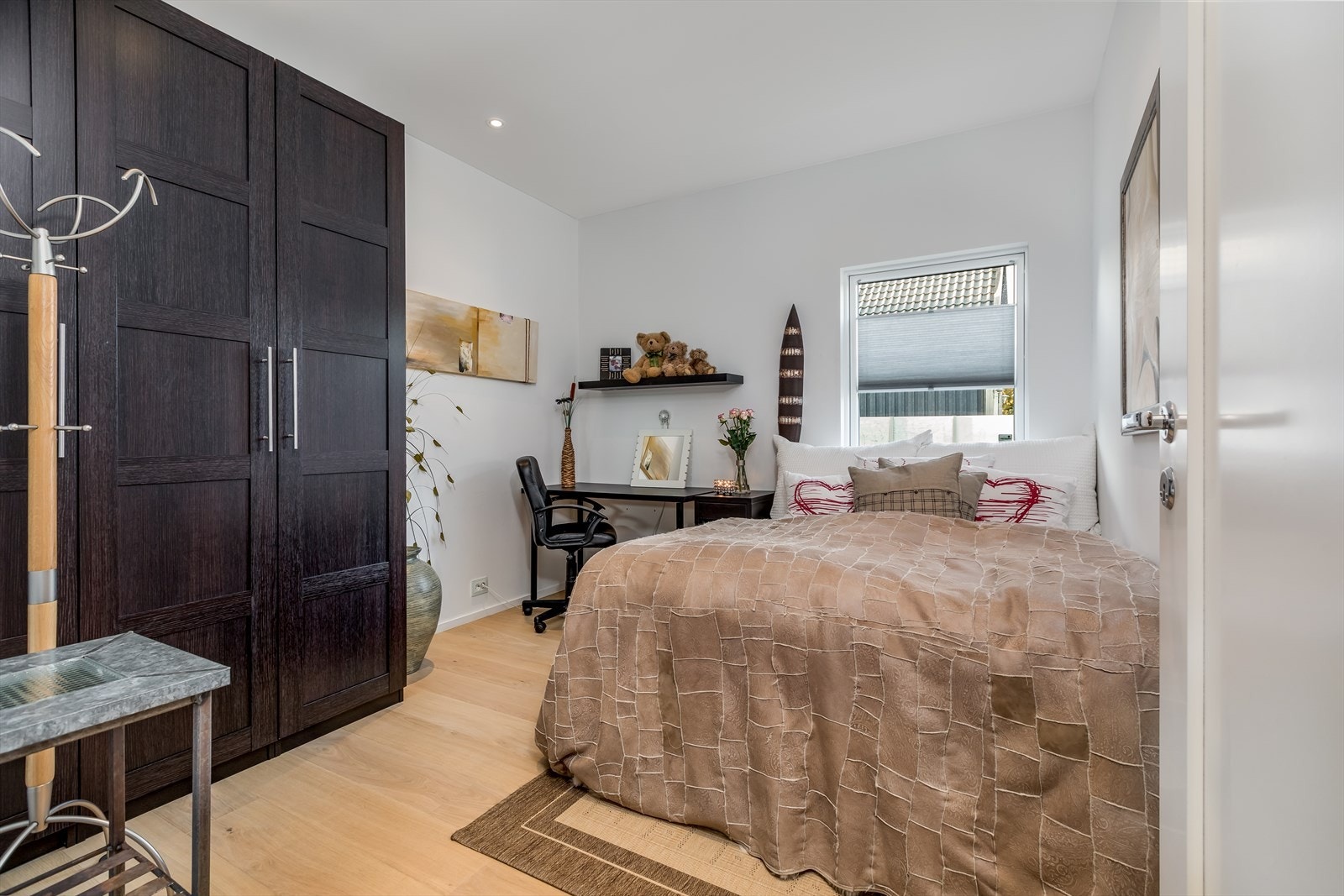 ~ Ett av fire soverom i hoveddelen. Rommet er rikelig utstyrt med garderobeskap ~ Galleribilde