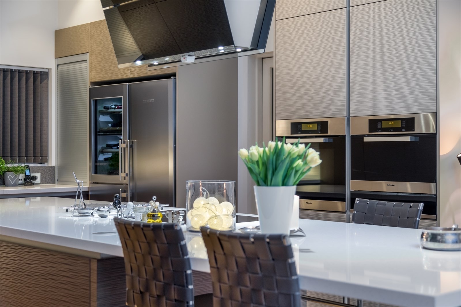 ~ Kjøkken med stilrene fronter og integrerte hvitevarer ~ Galleribilde