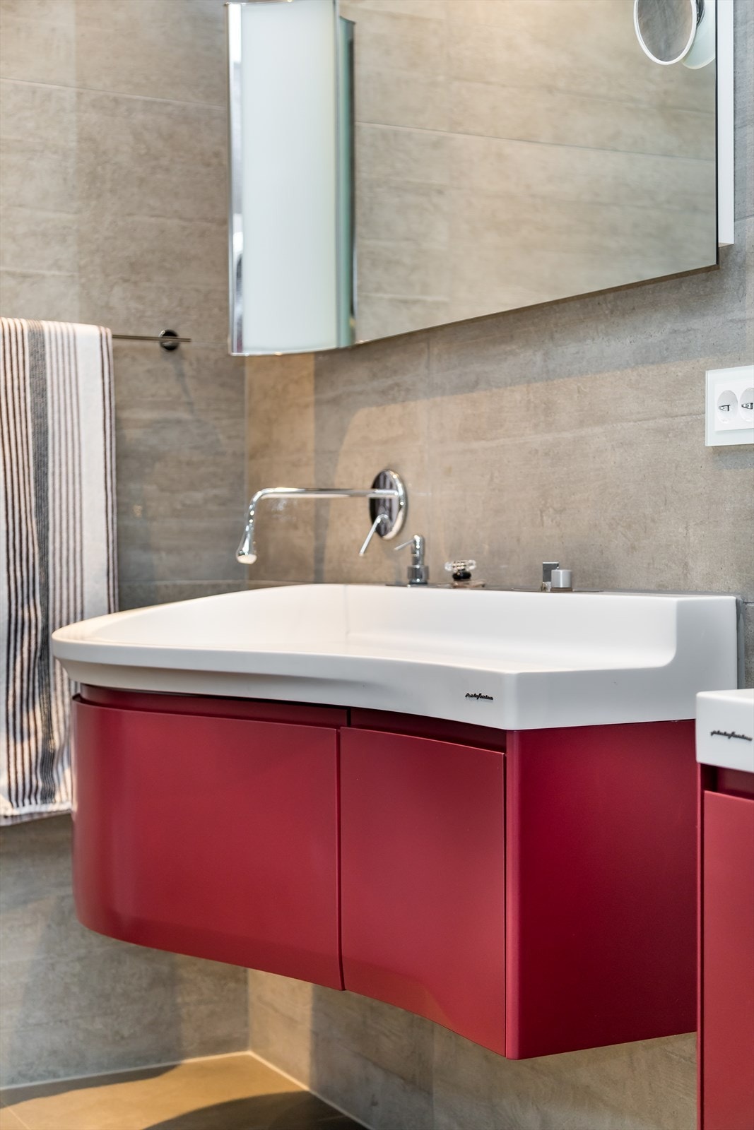 ~ Baderomsinnredning i italiensk design, med myke former, men allikevel stramt uttrykk ~ Galleribilde