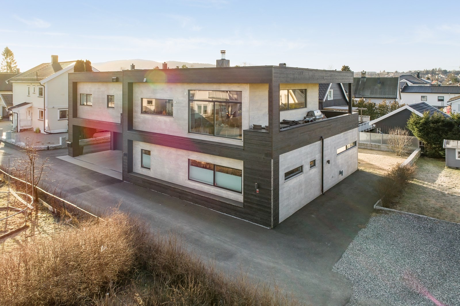 ~ Tomten er pent opparbeidet med asfalt, plen og mur/hekk i tomtegrense ~ Galleribilde