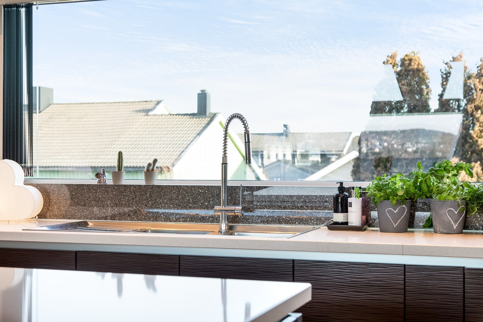 ~ Kjøkkenvinduer gir fritt utsyn over den rolige gaten og nærområdet ~ Galleribilde