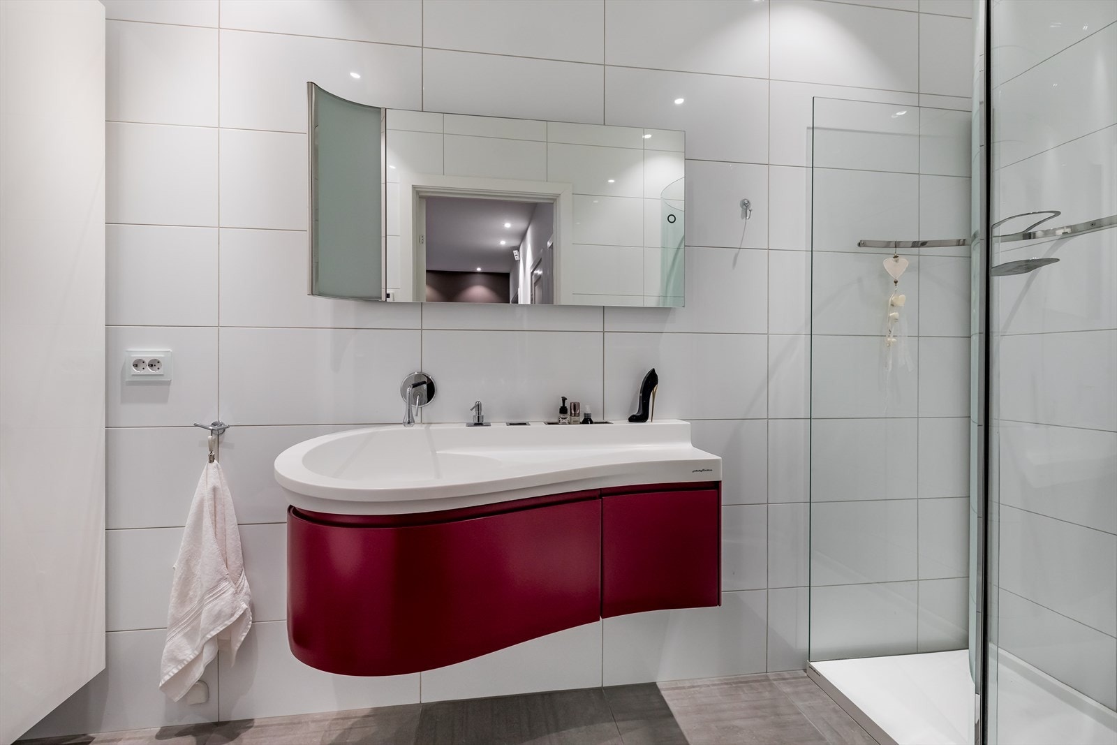 ~ Baderomsinnredningen er blikkfanget i rommet ~ Galleribilde