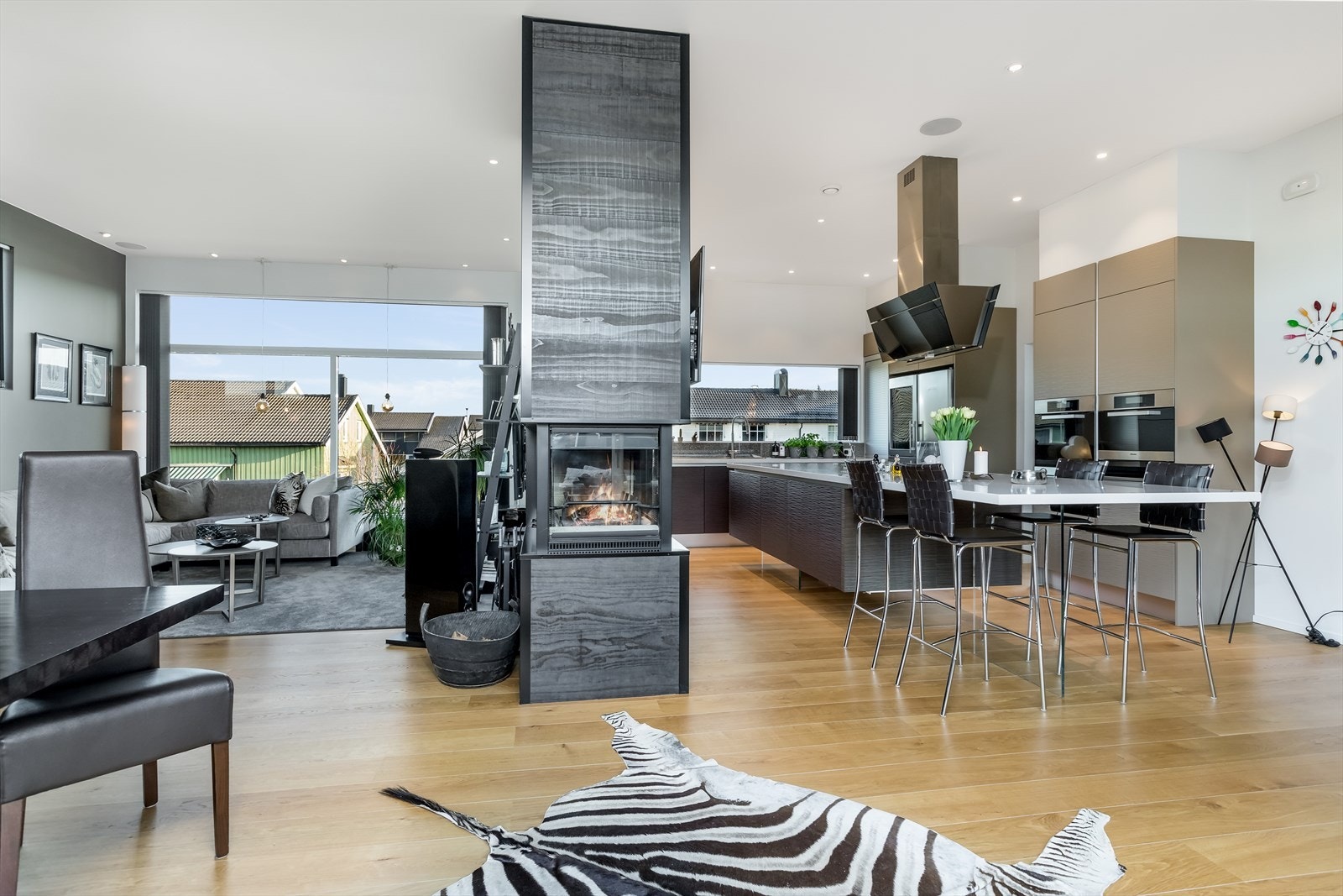 ~ Store vindusflater slipper inn rikelig med naturlig lys, og gir en god atmosfære i rommet ~ Galleribilde