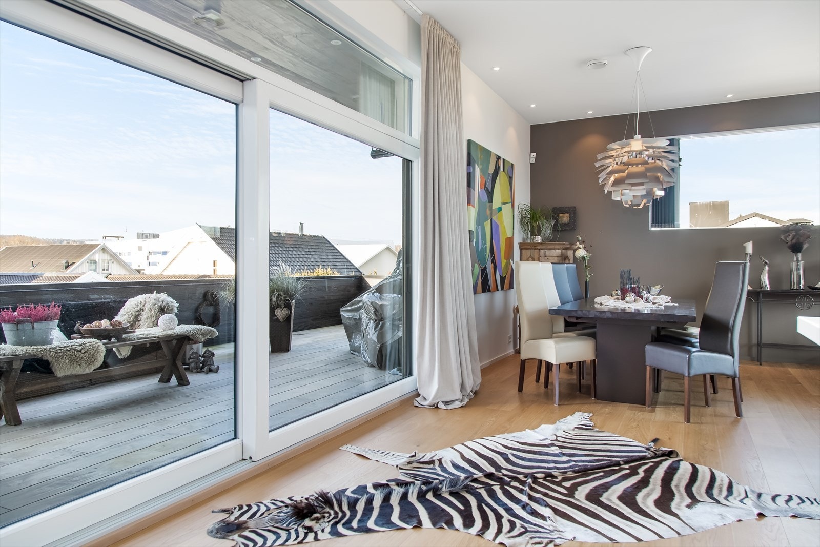 ~ Den massive skyvedøren åpner opp for en forlengelse av stuen på gode dager. Her har man også flott utsyn ~ Galleribilde