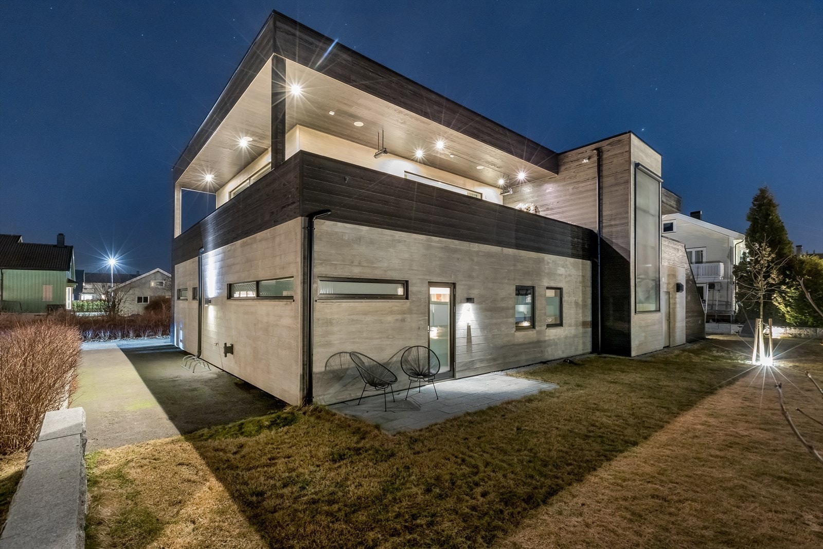 ~ Baksiden byr på plen på bakkeplan og terrasse i 2. etasje ~ Galleribilde