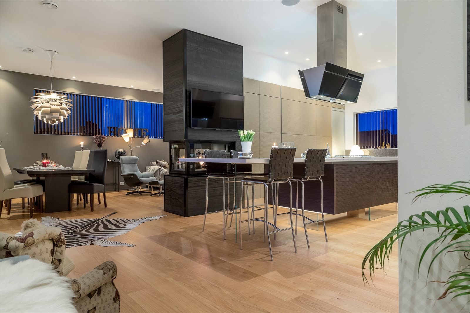 ~ Allrommet får en hyggelig atmosfære med fyr i peisen ~ Galleribilde