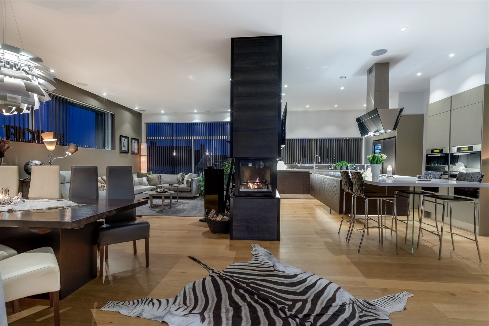 ~ Stue og kjøkken har flere samlingssoner, og rommene er adskilt av vedovn med tre glassflater ~ Galleribilde