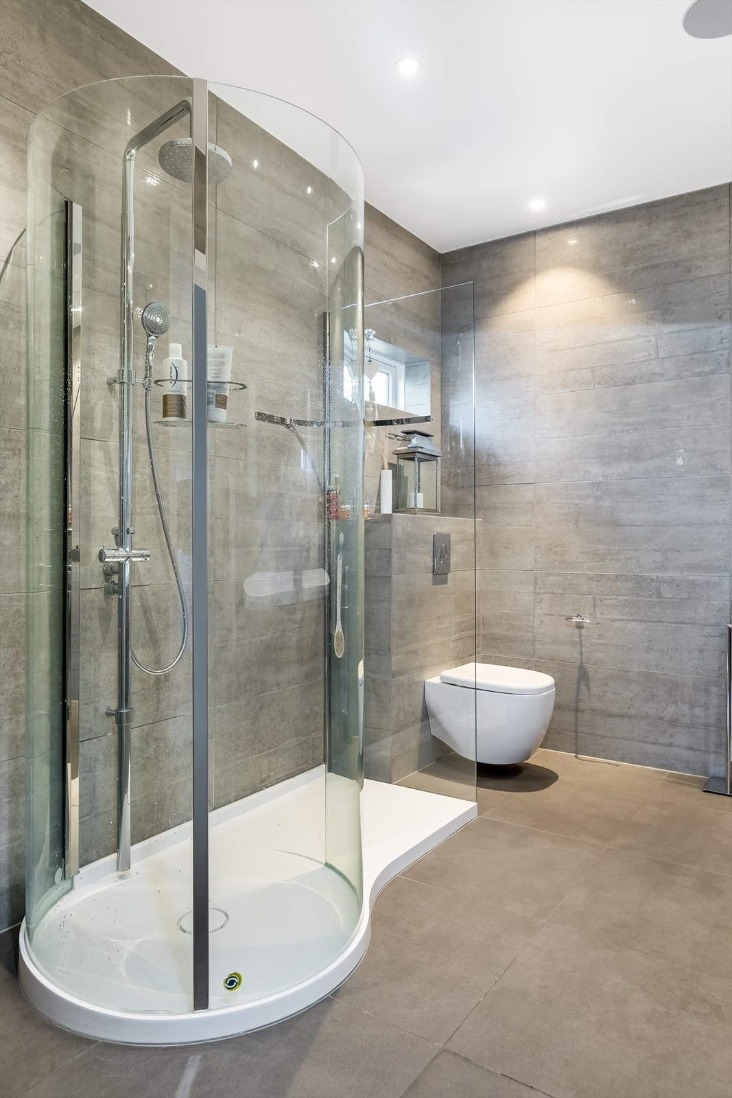 ~ Dusj med regnfallsdusj og håndholdt dusjhode ~ Galleribilde