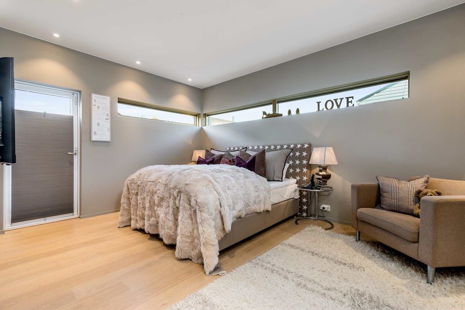 ~ Hovedsoverommet er åpent og luftig, med god plass til dobbeltseng og tilhørende soveromsmøblement ~ Galleribilde