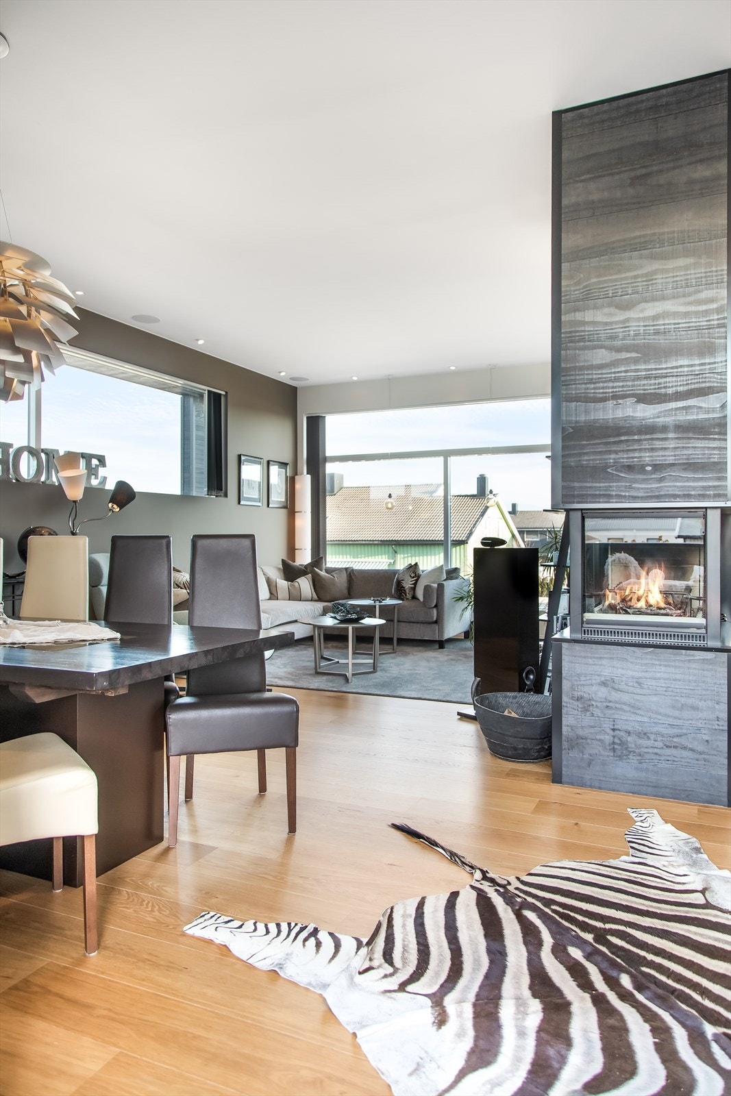 ~ Det er flere møbleringsmuligheter i stuen. Peisen gir god varme på kalde dager ~ Galleribilde