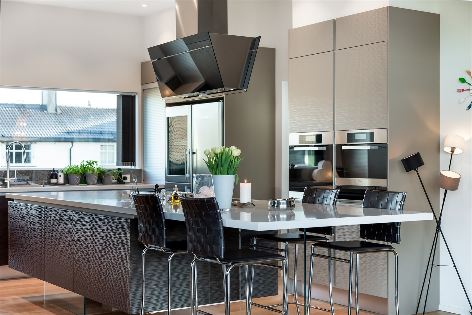 ~ Kjøkkenet er rikelig utstyrt med skap-, skuff-, og benkeplass ~ Galleribilde