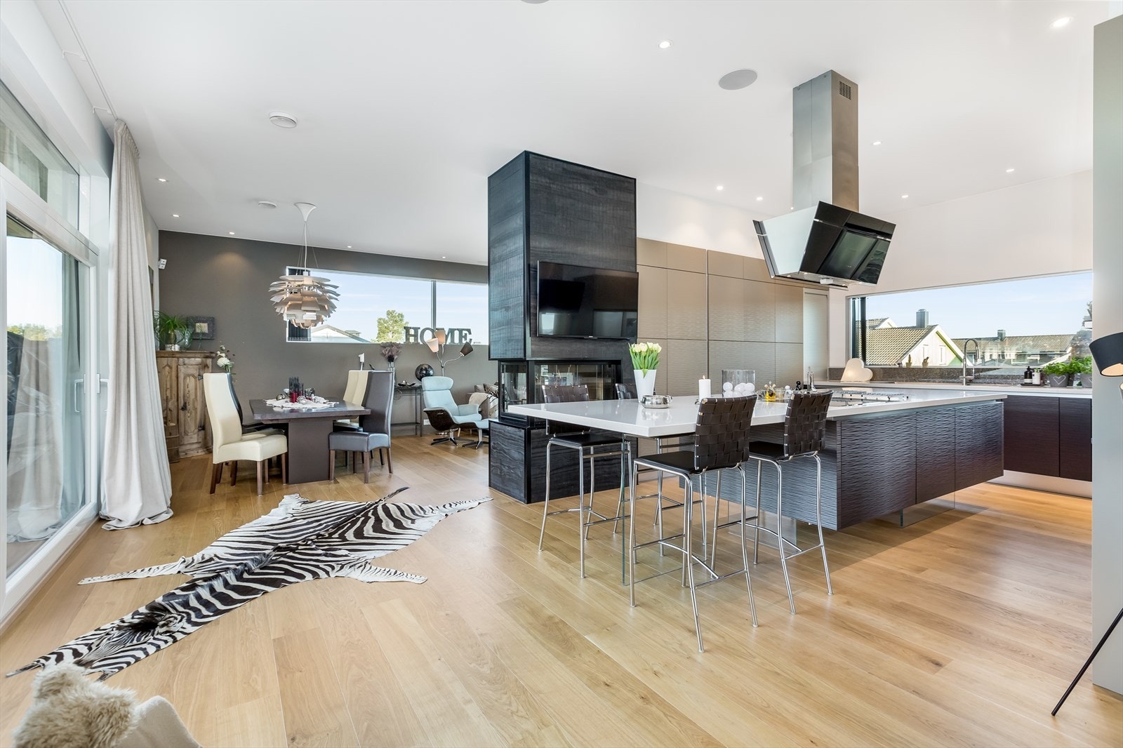 ~ Stue og kjøkken i halvåpen løsning ~ Galleribilde