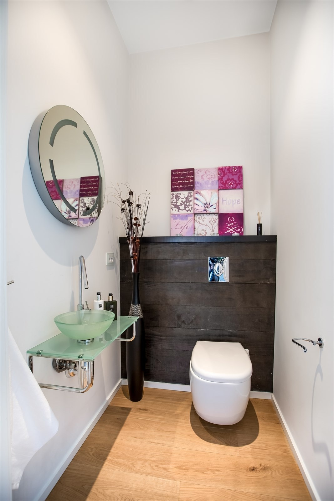 ~ Toalett i 2. etasje, utstyrt med vegghengt wc og glasservant ~ Galleribilde