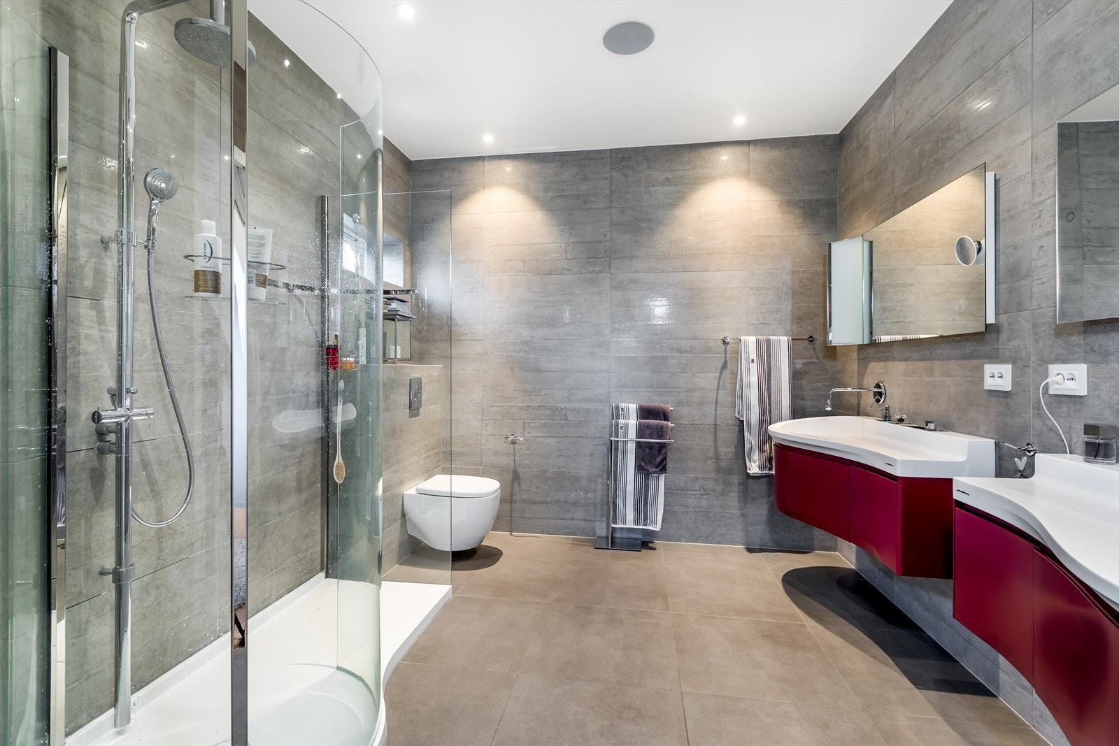 ~ Badet er utstyrt med to separate servanter, vegghengt toalett og dusj ~ Galleribilde