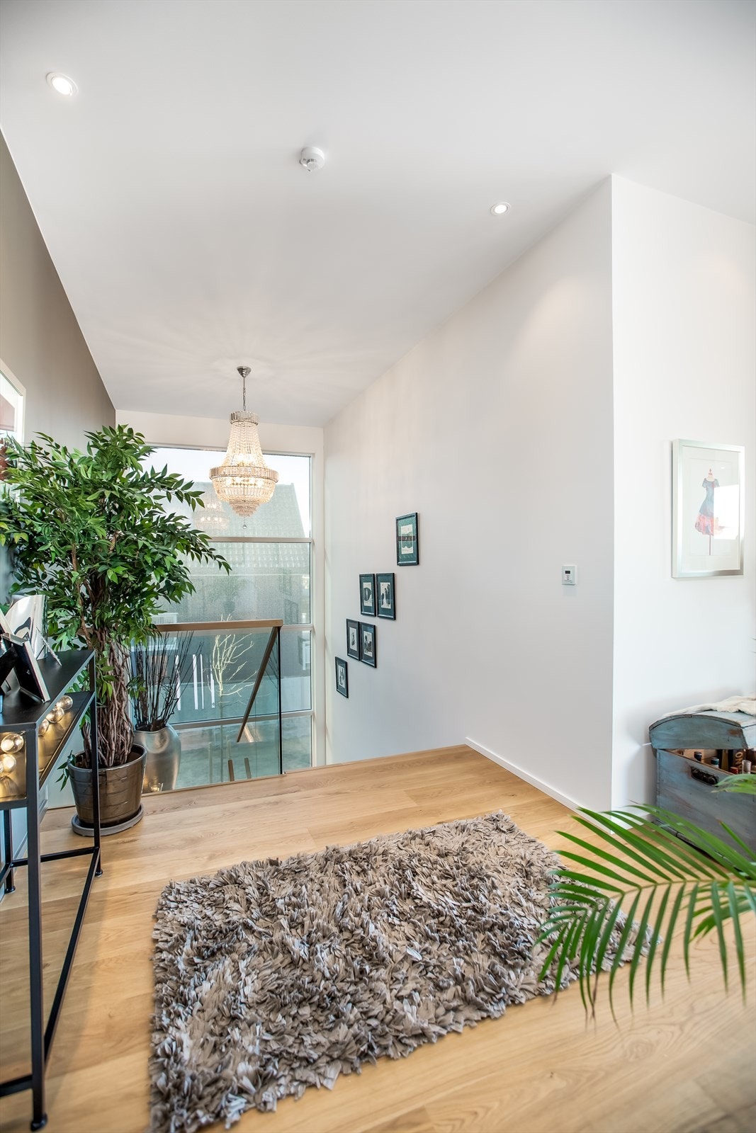 ~ Trappeløp ned til 1. etasje er ekstra bredt, med repos midtveis ~ Galleribilde