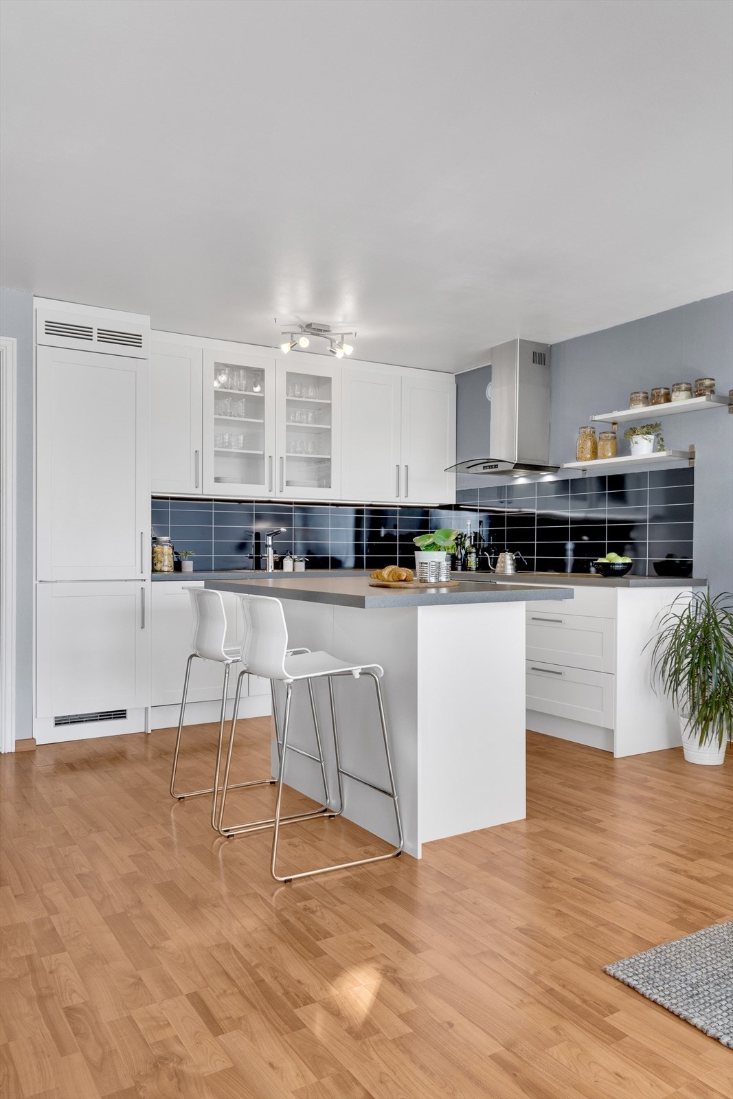 Tidsriktig og moderne kjøkken fra 2015 med profilerte fronter fra Stray, lekker kjøkkenøy og laminat benkeplate. Galleribilde