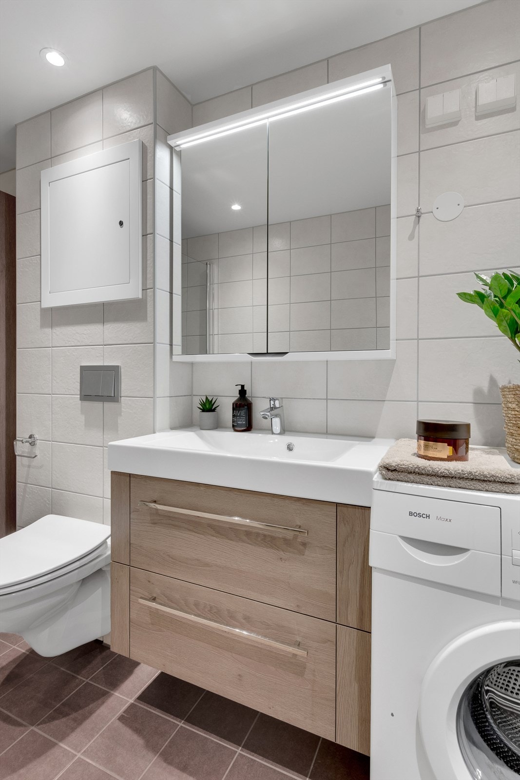 Vegghengt speilskap med lys og stikkontakt på vegg. Galleribilde