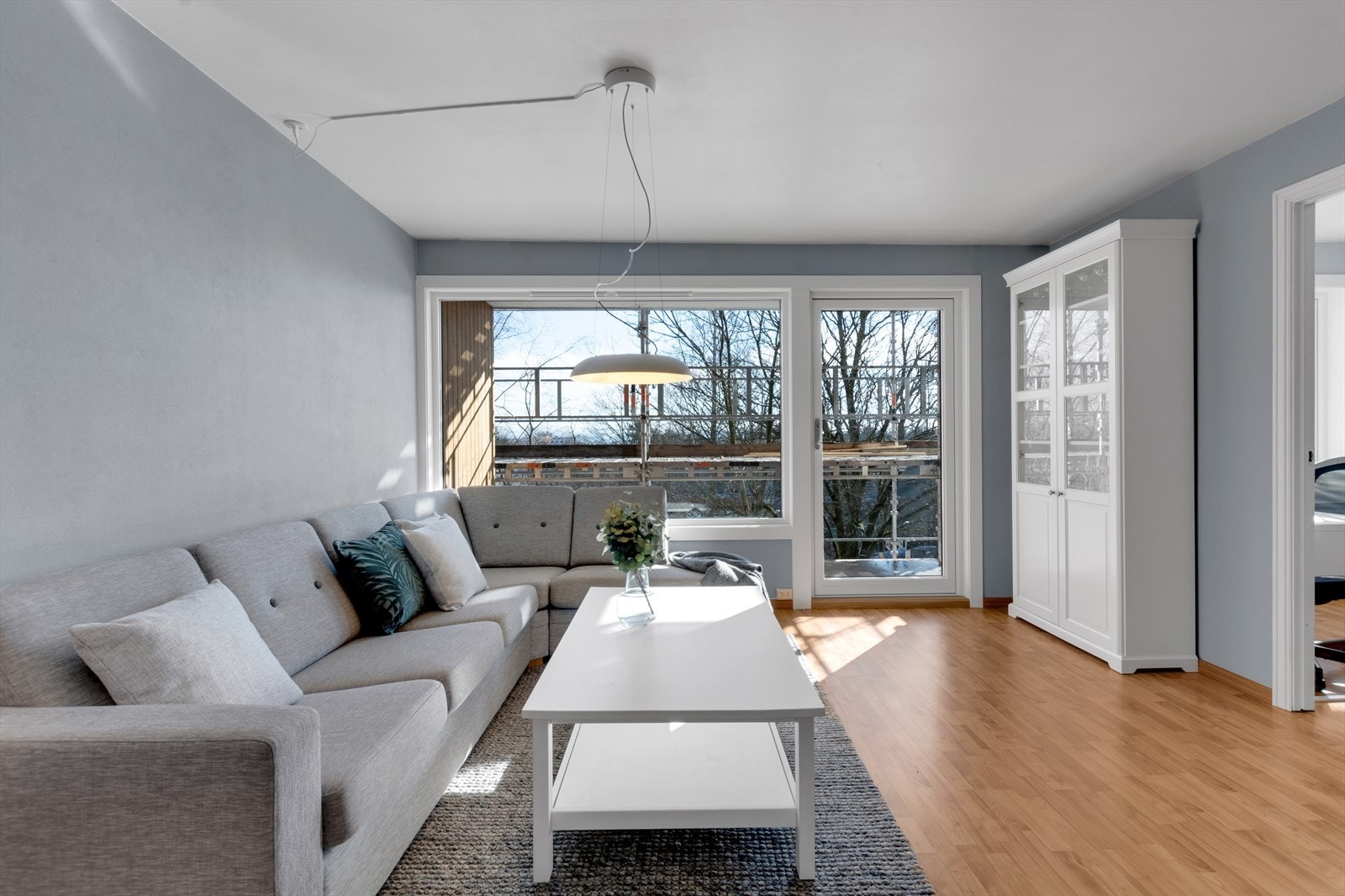 Stuen har god plass til spisebord og sofagruppe, samt utgang til solrik balkong med flott utsyn. Galleribilde