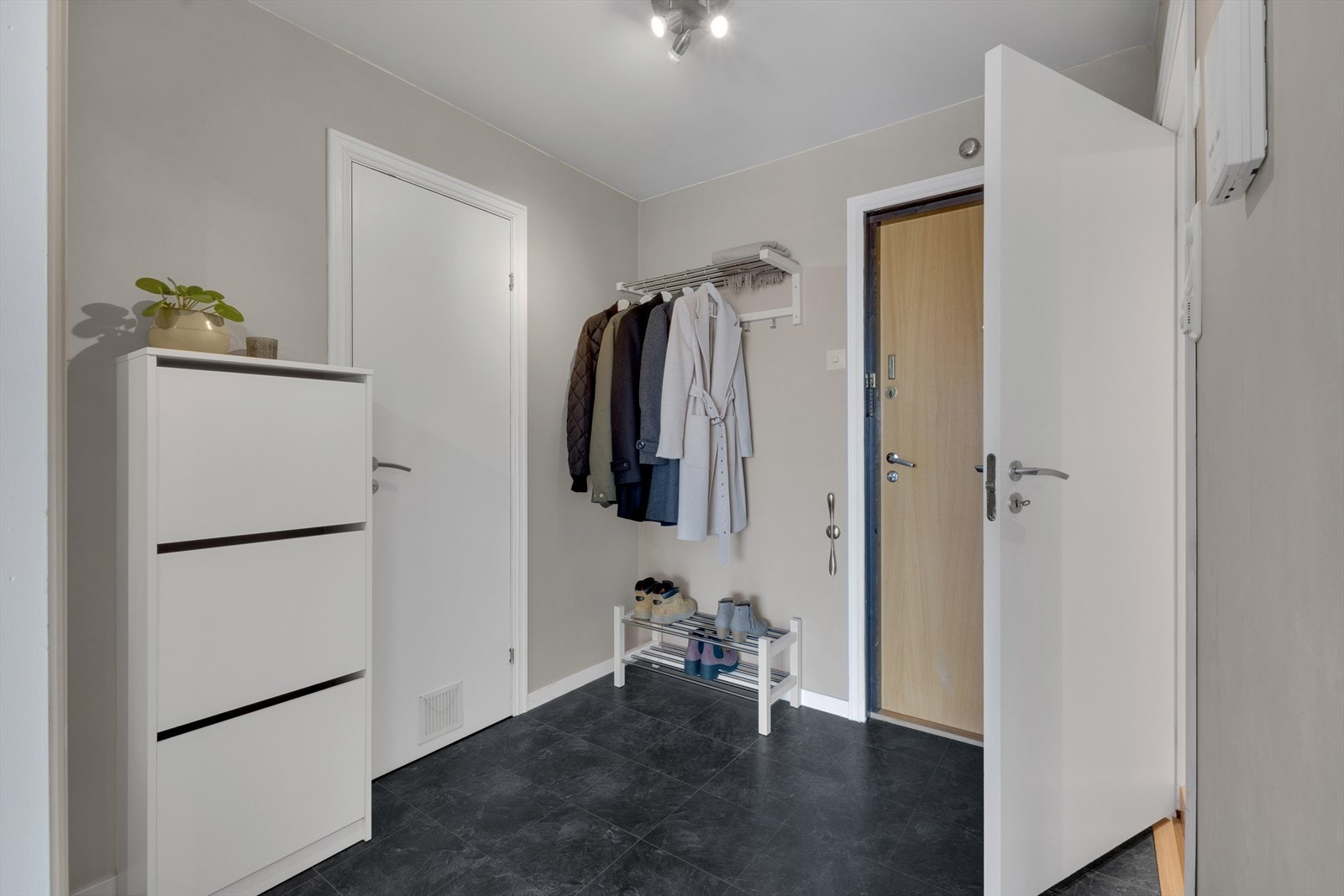 Ingang til praktisk innvendig bod fra entréen. Galleribilde