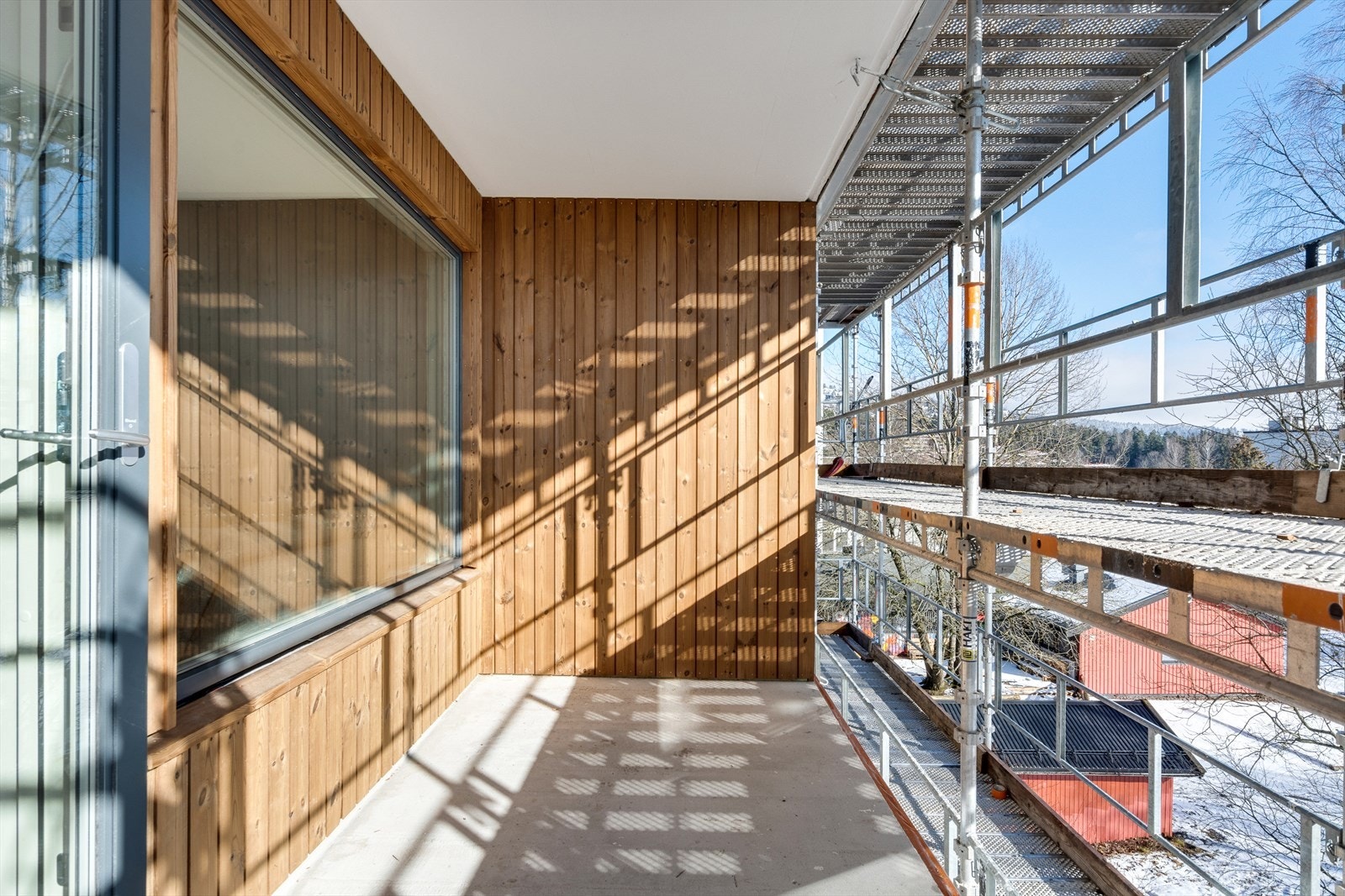 Sydøstvendt balkong på ca. 7 kvm med morgen- og formiddagsssol. Flott utsikt. Her kan man nyte lange sommerkvelder. Galleribilde