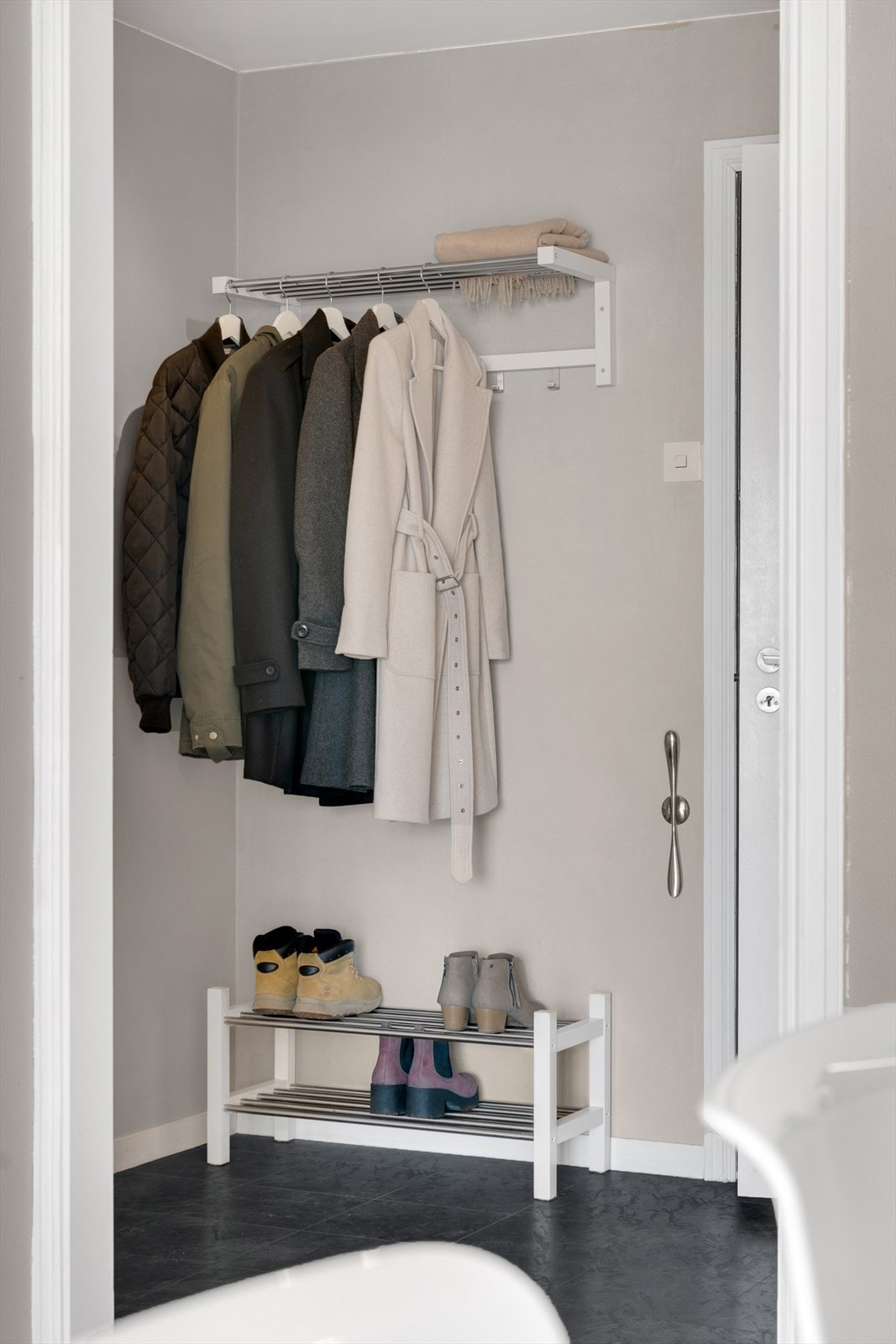 God plass til sko og yttertøy. Galleribilde