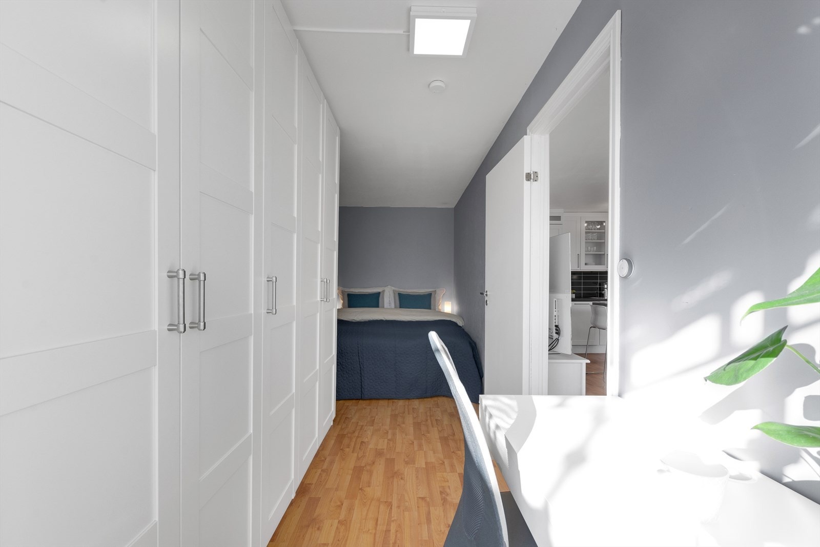 Stort og romslig soverom med garderobeskap. Galleribilde