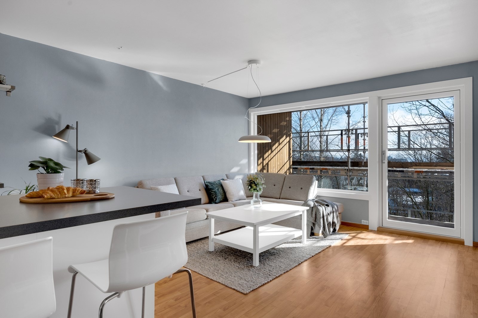 Lys og luftig stue med store vindusflater. Galleribilde