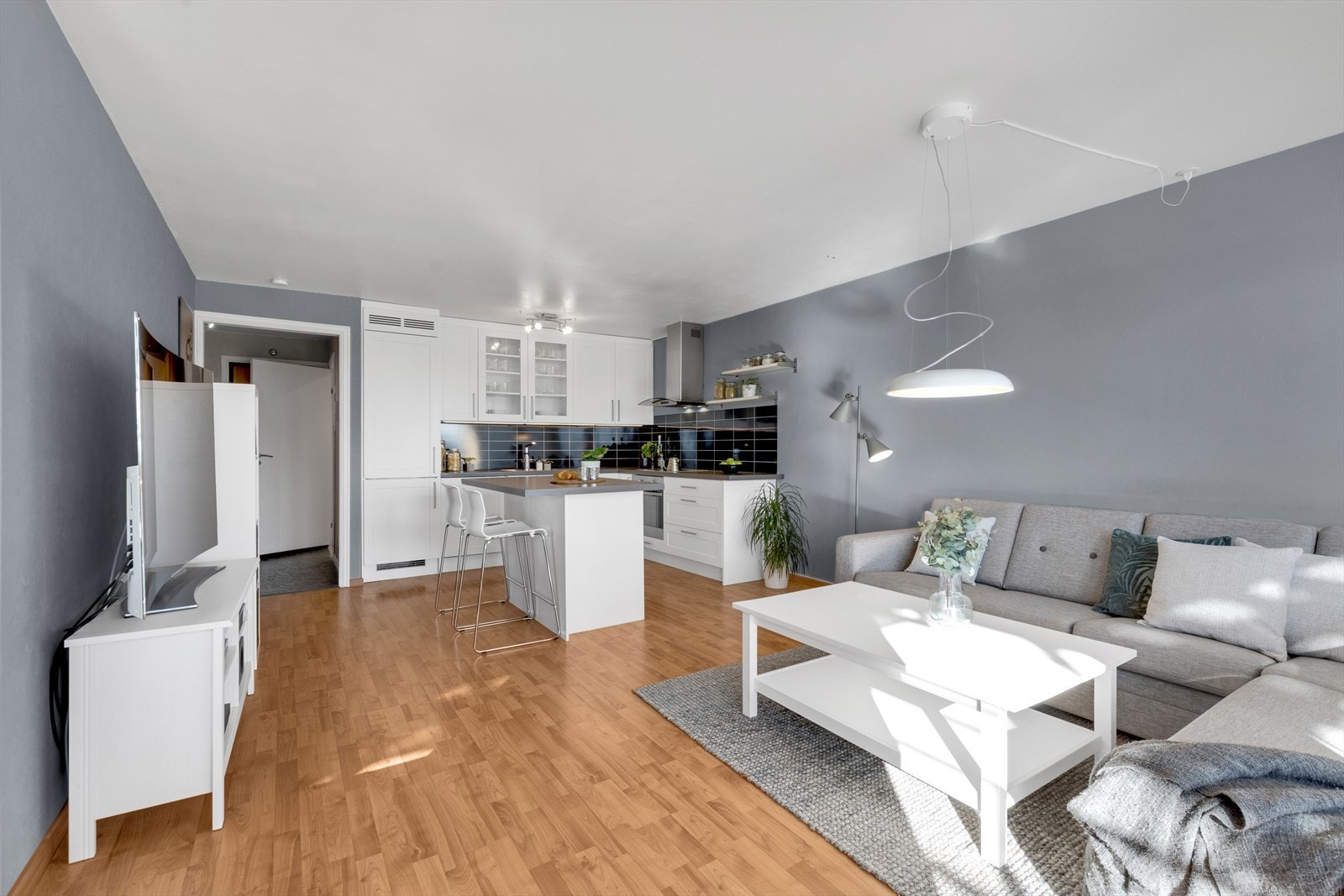 Lys og luftig stue med god plass til spisebord og sofagruppe. Galleribilde