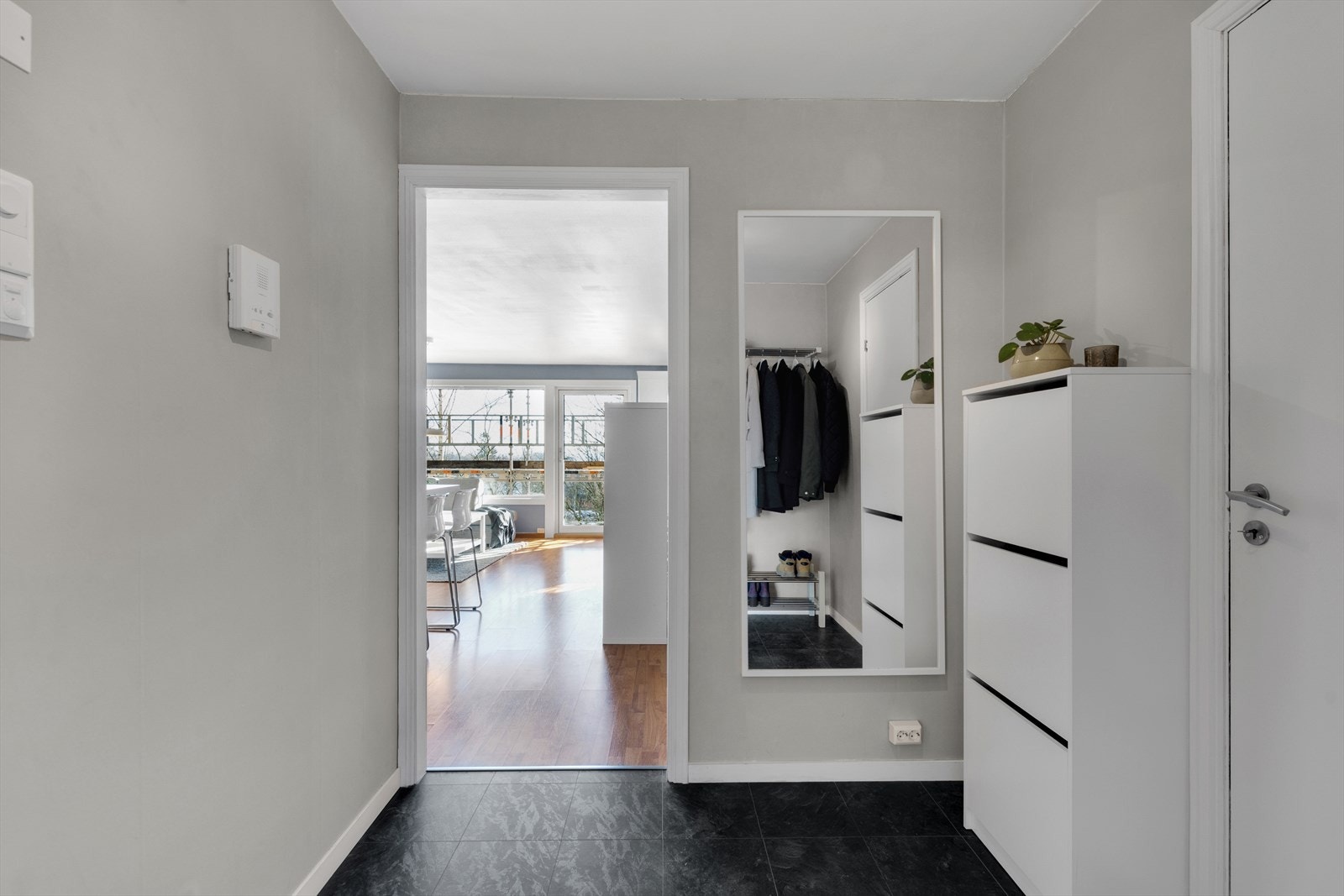 Lys og innbydenede entré med plass til sko og yttertøy. Galleribilde
