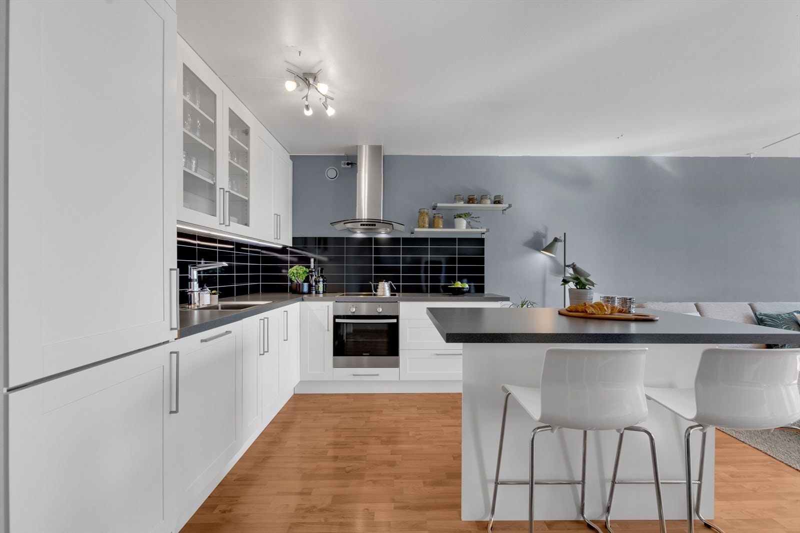 Nedfelt induksjonstopp fra Zanussi og Thermex ventilator med kullfilter. Integrerte hvitevarer: Zanussi kombiskap, oppvaskmaskin, og komfyr. Galleribilde