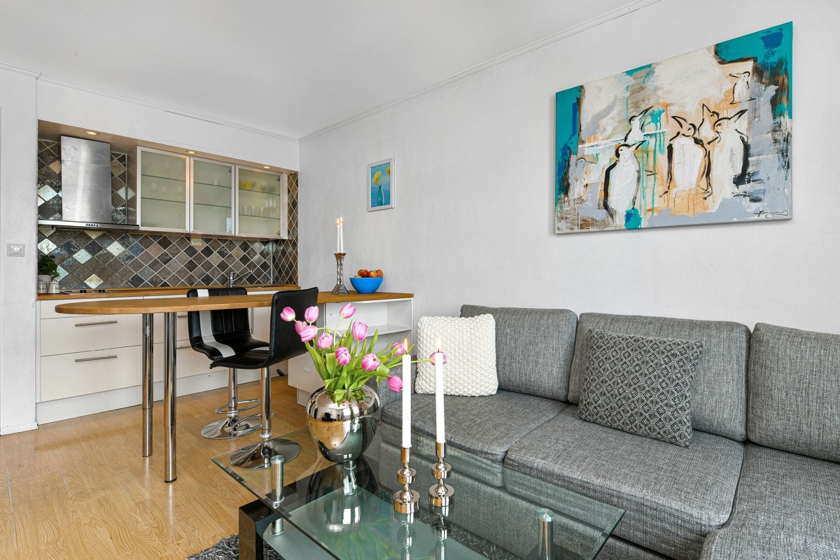 Stuen har god plass for sovesofa og tv-møblement. Galleribilde